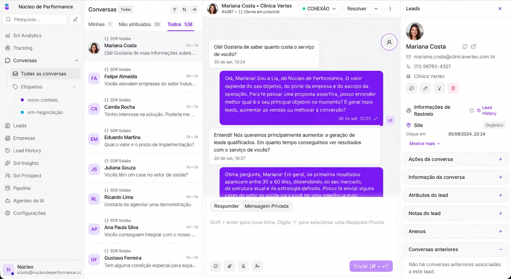 Tela de Conversas: lista de conversas à esquerda e o atendimento de uma lead aberto, com os dados dela ao lado